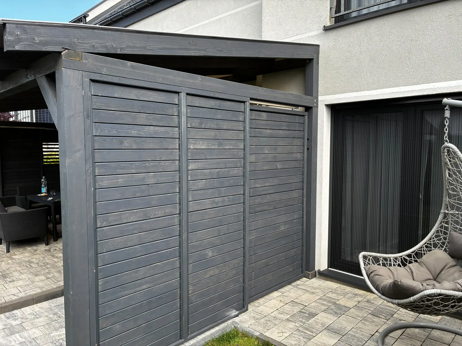 Pergola tarasowa z przesuwaną drewnianą zabudową boczną
