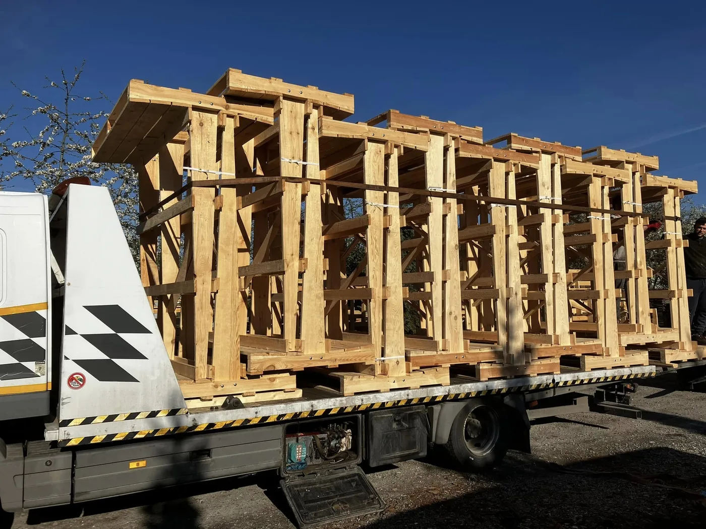 Drewniane stojaki transportowe ustawione na naczepie